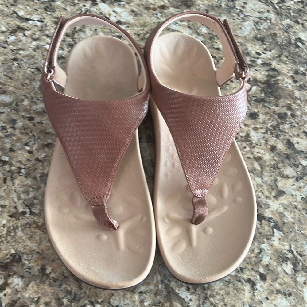 Cute summer sandals 🌻🌻 new without tags 🌻🌻